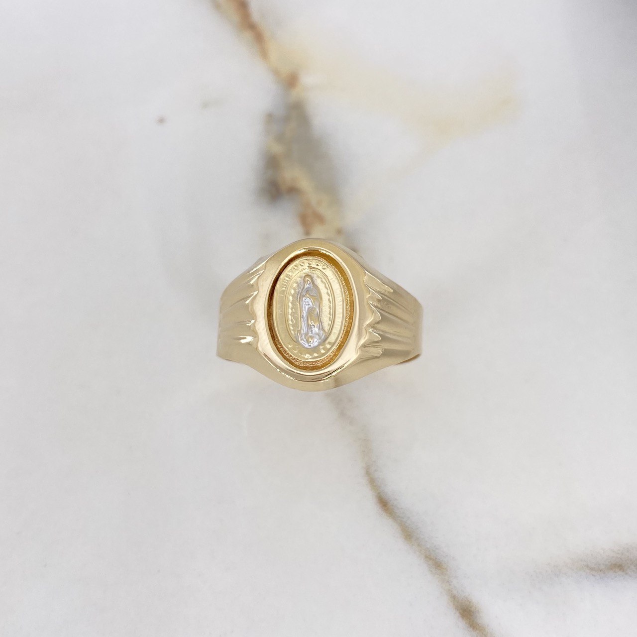 Anillo Sello Virgen de Guadalupe 3.5gr / T11 3/4 / Dos Oros Amarillo Blanco &