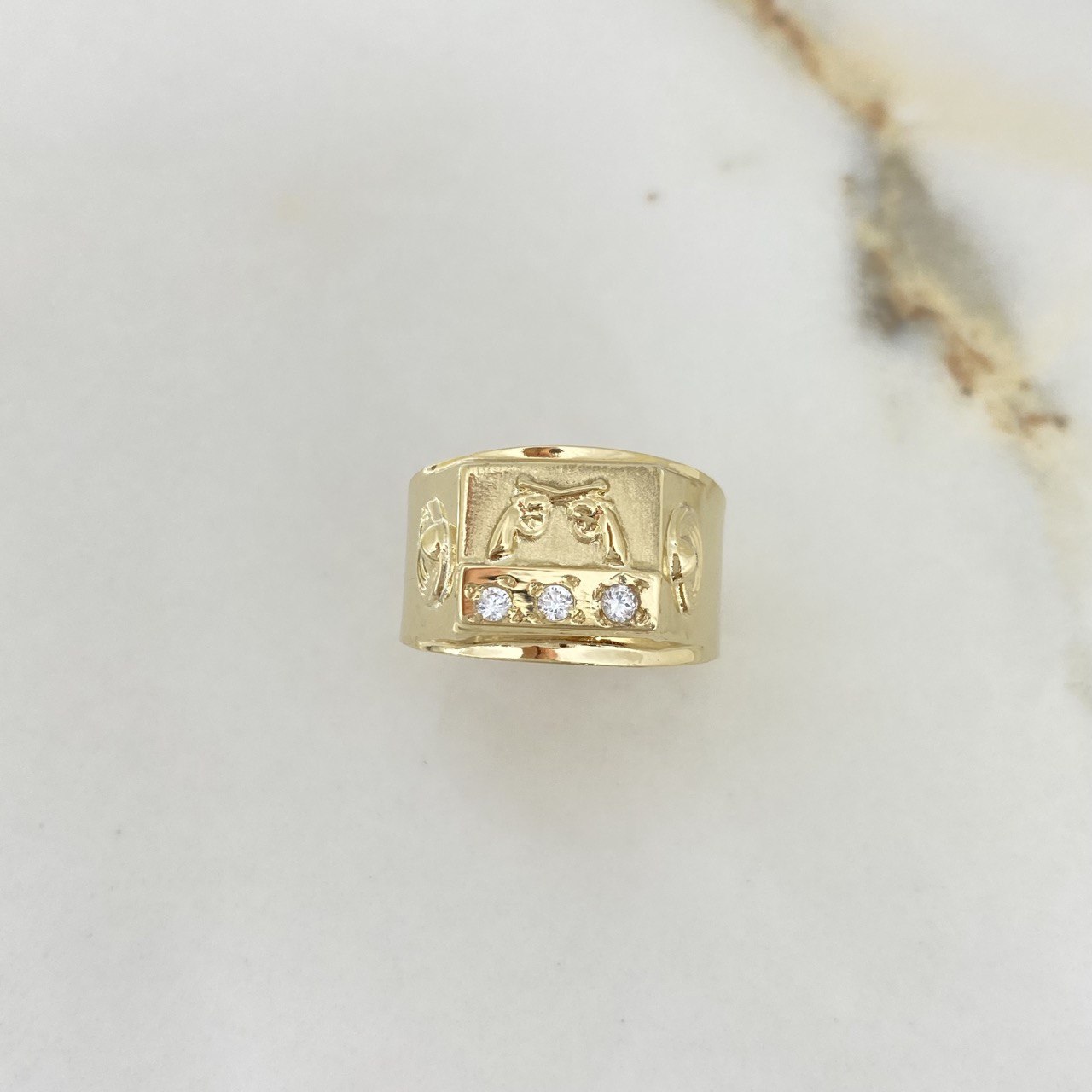 Anillo Sello Armas 3.5gr / T9 1/4 / Circones Blancos Oro Amarillo $