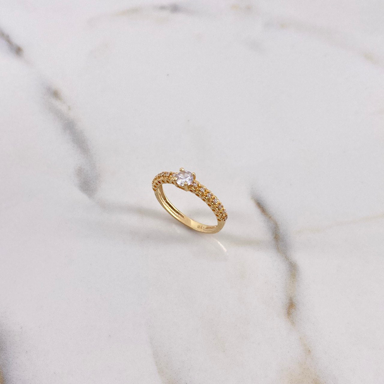 Anillo Solitario Churumbela 2.05gr / T5 3/4 / Circones Blancos Oro Amarillo $