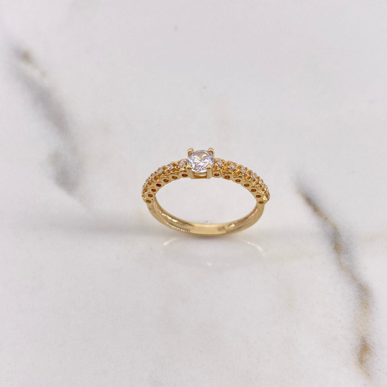 Anillo Solitario Churumbela 2.05gr / T5 3/4 / Circones Blancos Oro Amarillo $