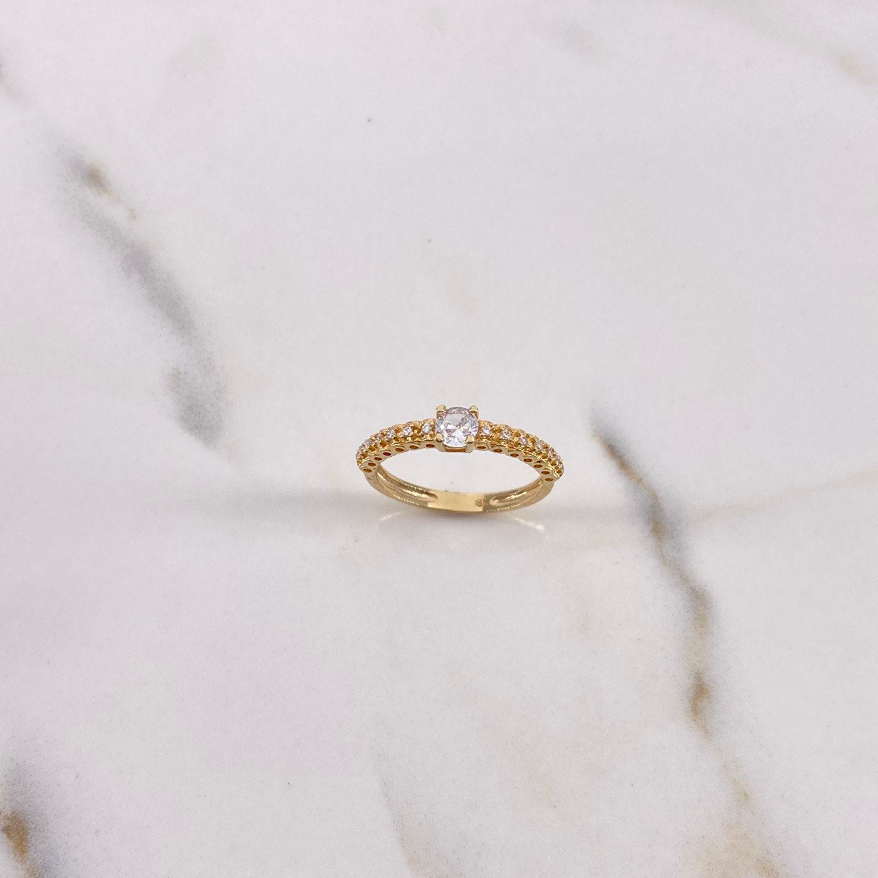 Anillo Solitario Churumbela 2.05gr / T5 3/4 / Circones Blancos Oro Amarillo $