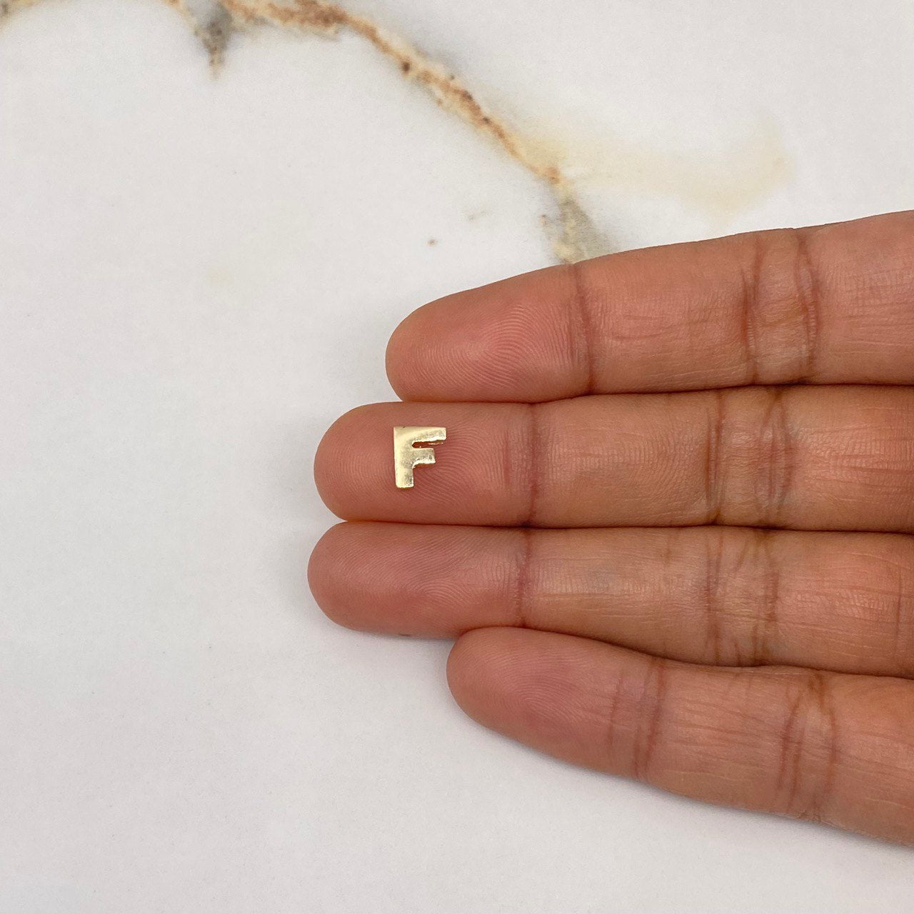 Dije Letra F 0.6gr / 0.7cm / 3D Lisa Oro Amarillo $