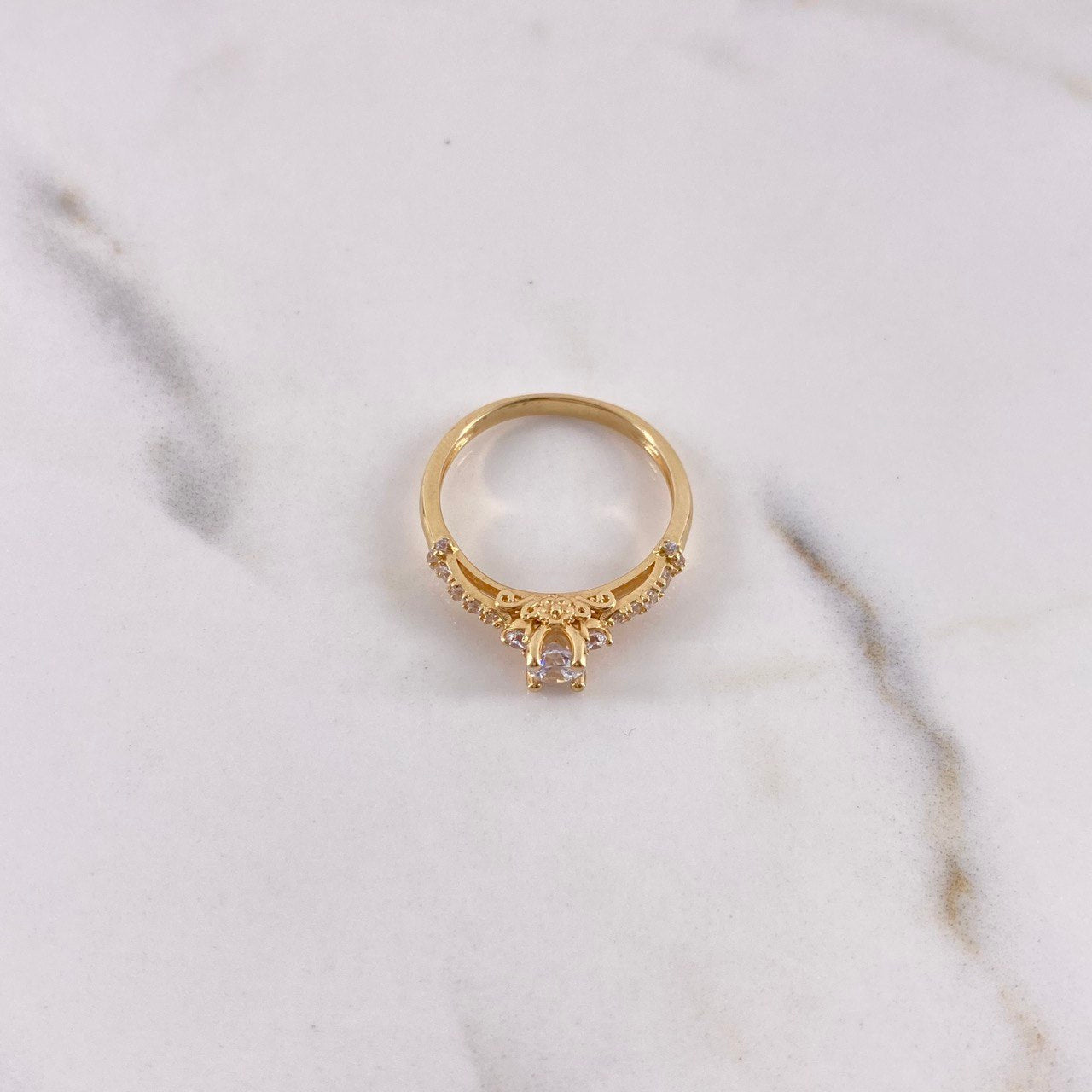 Anillo Solitario Churumbela 2.4gr / T6 1/2 / Circones Blancos Oro Amarillo $