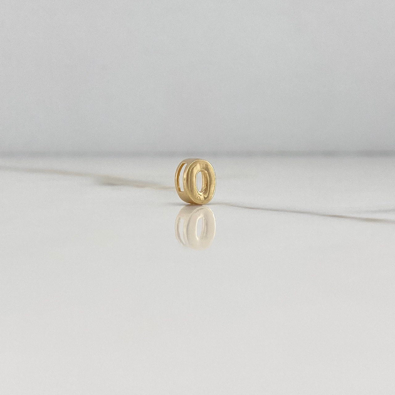 Dije Letra O 0.45gr / 0.7cm / 3D Lisa Oro Amarillo $