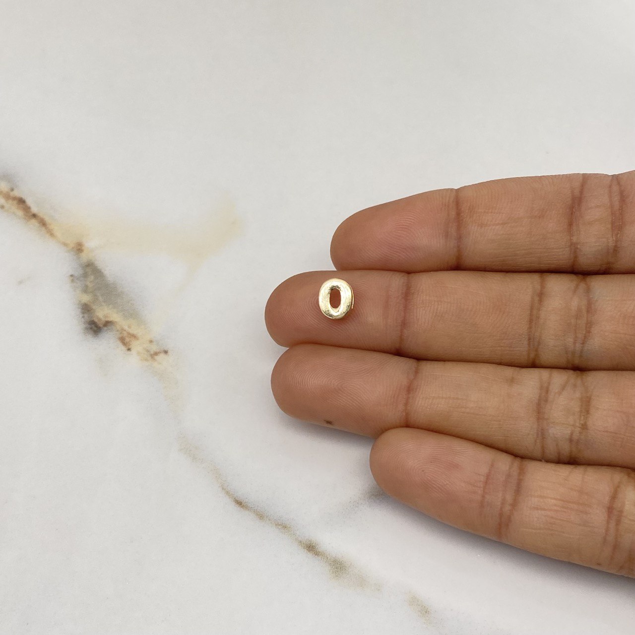 Dije Letra O 0.45gr / 0.7cm / 3D Lisa Oro Amarillo $