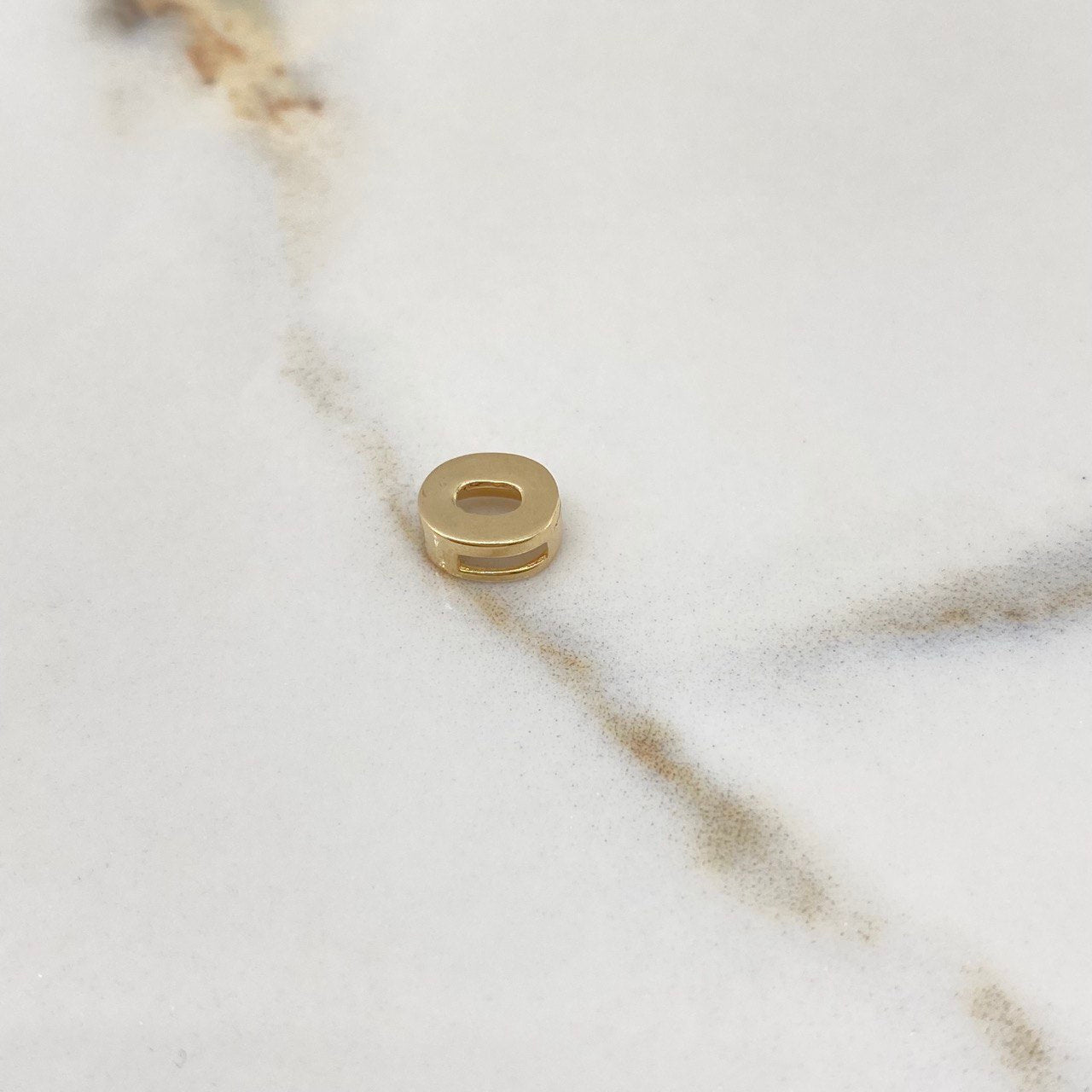 Dije Letra O 0.45gr / 0.7cm / 3D Lisa Oro Amarillo $
