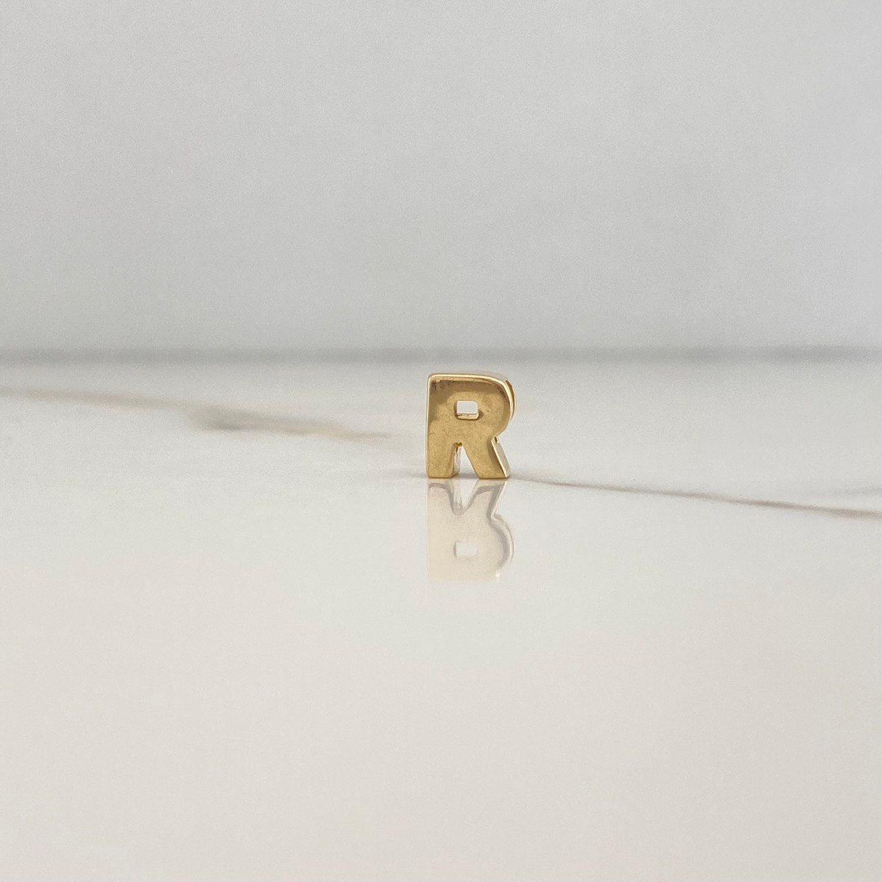 Dije Letra R 0.6gr / 0.7cm / 3D Lisa Oro Amarillo $