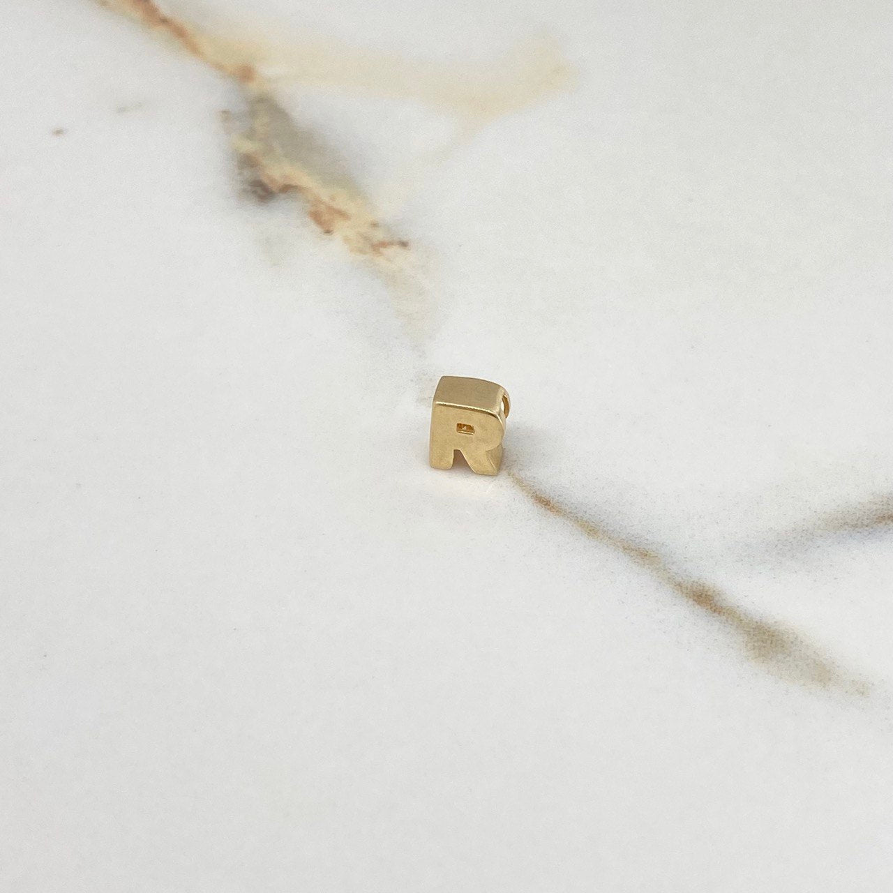 Dije Letra R 0.6gr / 0.7cm / 3D Lisa Oro Amarillo $