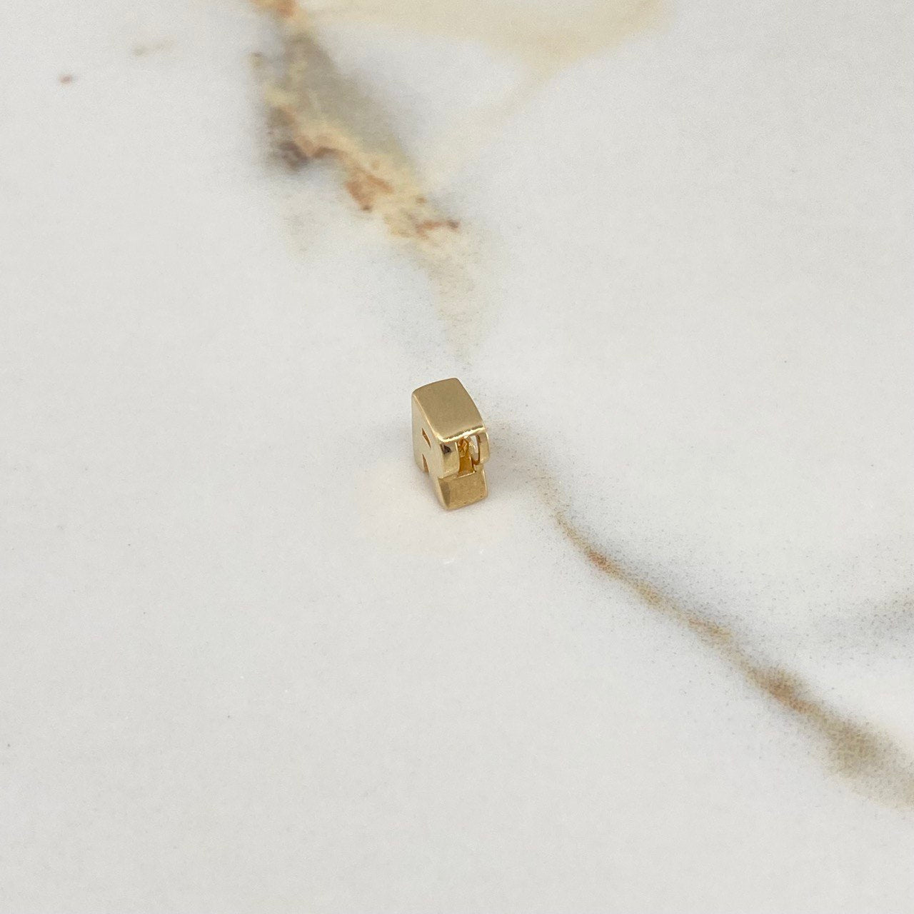 Dije Letra R 0.6gr / 0.7cm / 3D Lisa Oro Amarillo $