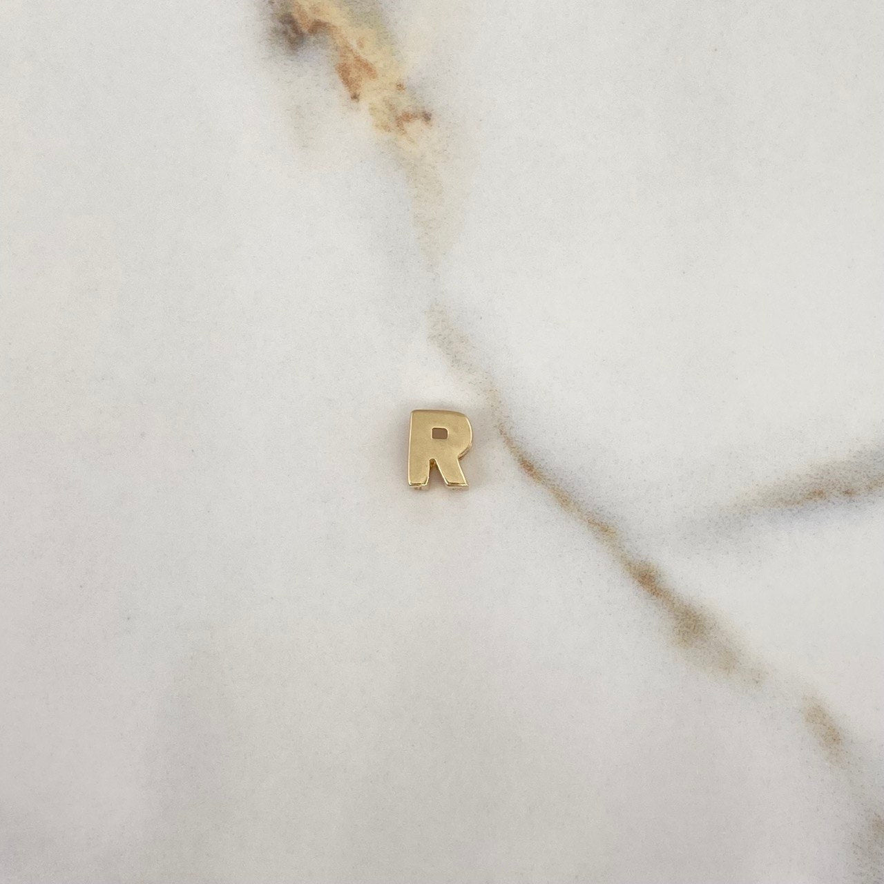 Dije Letra R 0.6gr / 0.7cm / 3D Lisa Oro Amarillo $