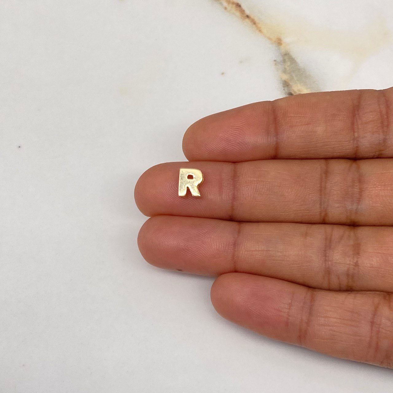 Dije Letra R 0.6gr / 0.7cm / 3D Lisa Oro Amarillo $