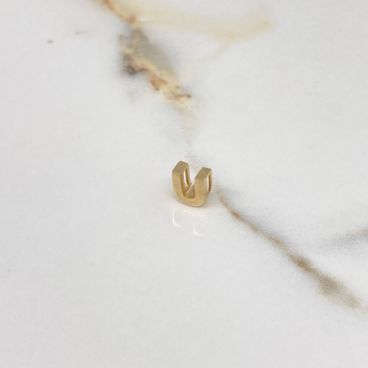 Dije Letra U 0.6gr / 0.7cm / 3D Lisa Oro Amarillo $