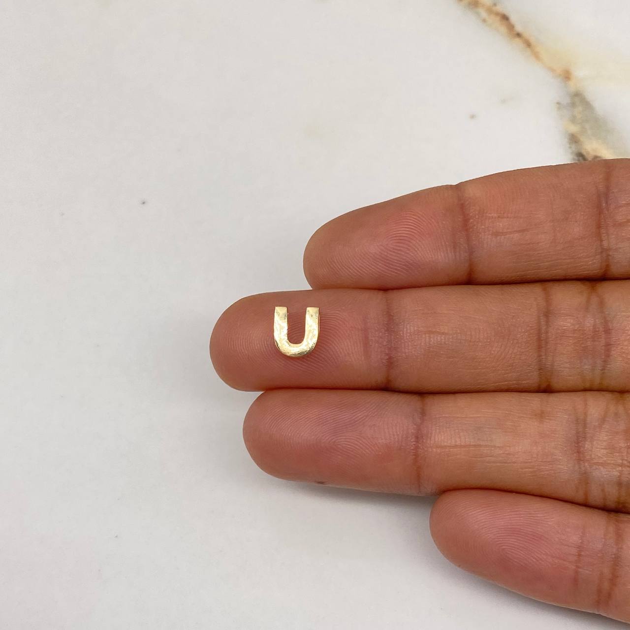 Dije Letra U 0.6gr / 0.7cm / 3D Lisa Oro Amarillo $