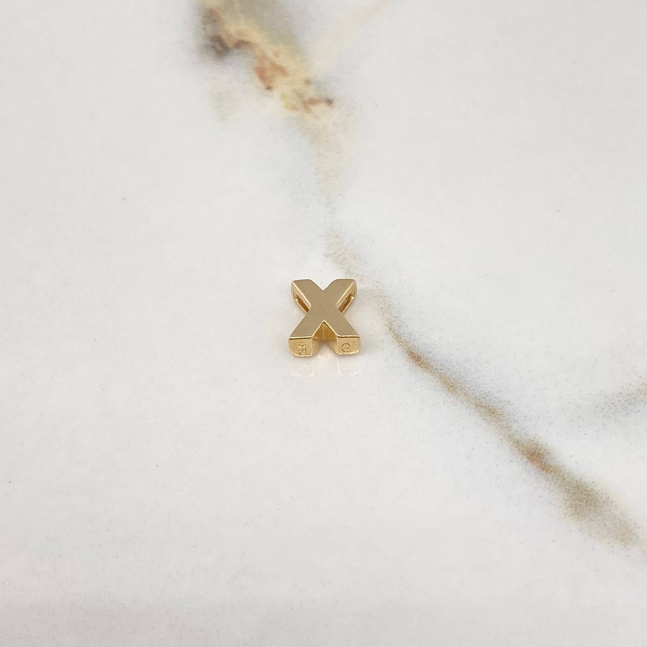 Dije Letra X 0.65gr / 0.7cm / 3D Lisa Oro Amarillo $