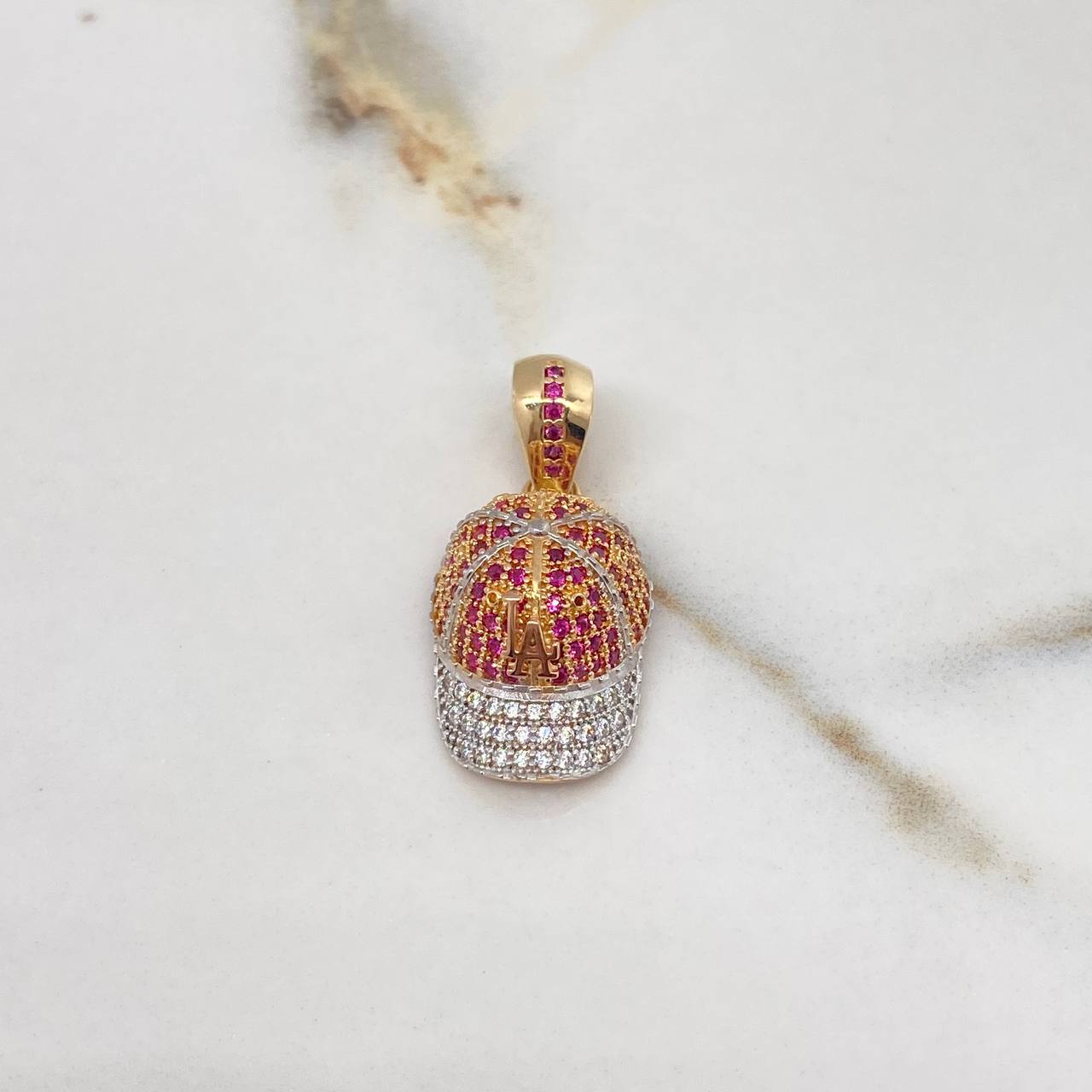 Dije Gorra LA 4.2gr / 3cm / Circones Blancos Fucsias Tres Oros $