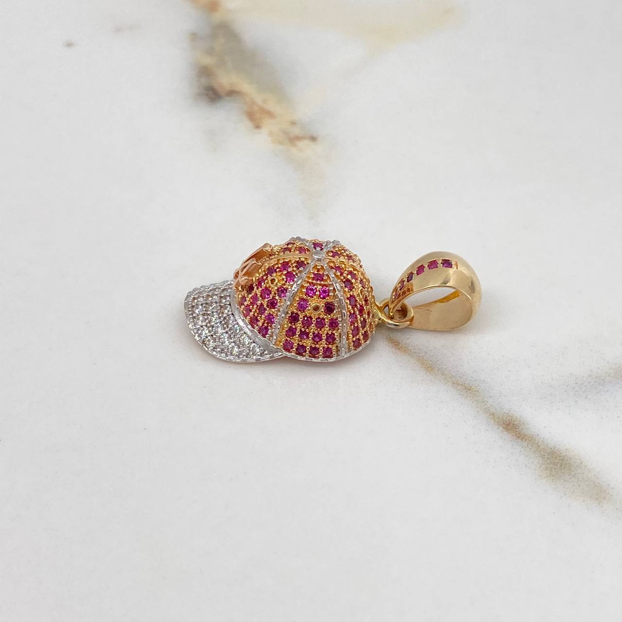 Dije Gorra LA 4.2gr / 3cm / Circones Blancos Fucsias Tres Oros $