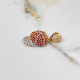 Dije Gorra LA 4.2gr / 3cm / Circones Blancos Fucsias Tres Oros $