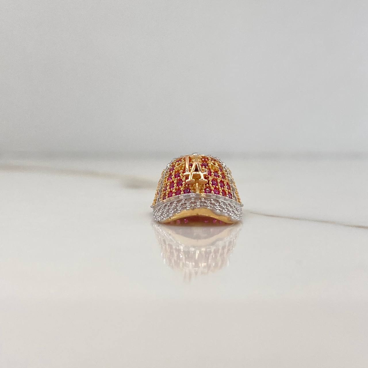 Dije Gorra LA 4.2gr / 3cm / Circones Blancos Fucsias Tres Oros $