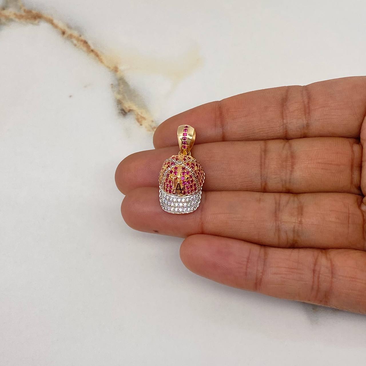 Dije Gorra LA 4.2gr / 3cm / Circones Blancos Fucsias Tres Oros $