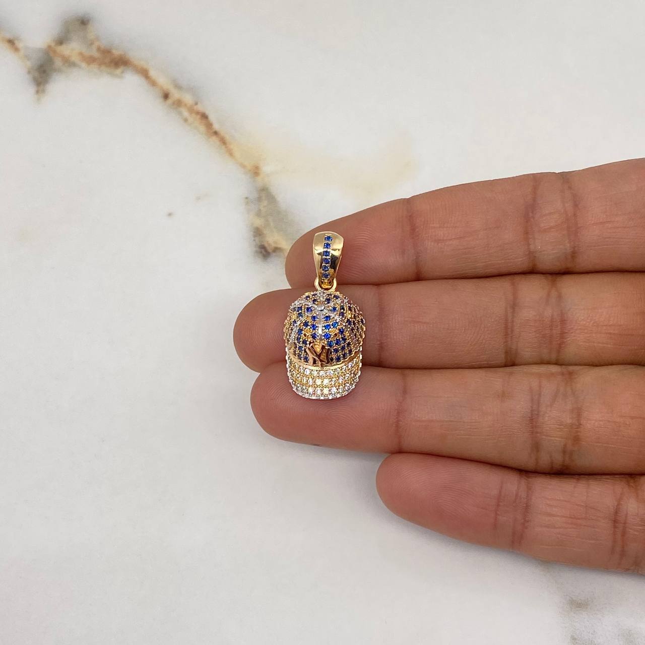 Dije Gorra NY 4.05gr / 3cm / Circones Blancos Azules Tres Oros $