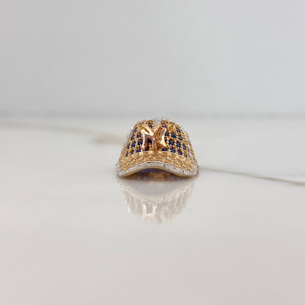 Dije Gorra NY 4.05gr / 3cm / Circones Blancos Azules Tres Oros $