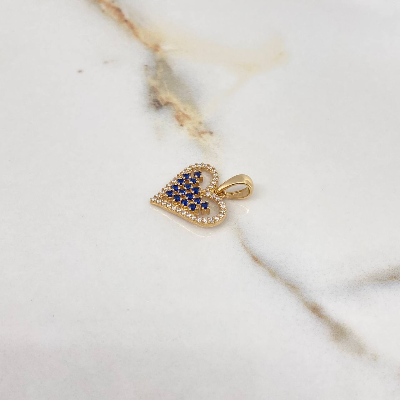 Dije Silueta Corazón 1.95gr / 2.2cm / Circones Azules Blancos Oro Amarillo $