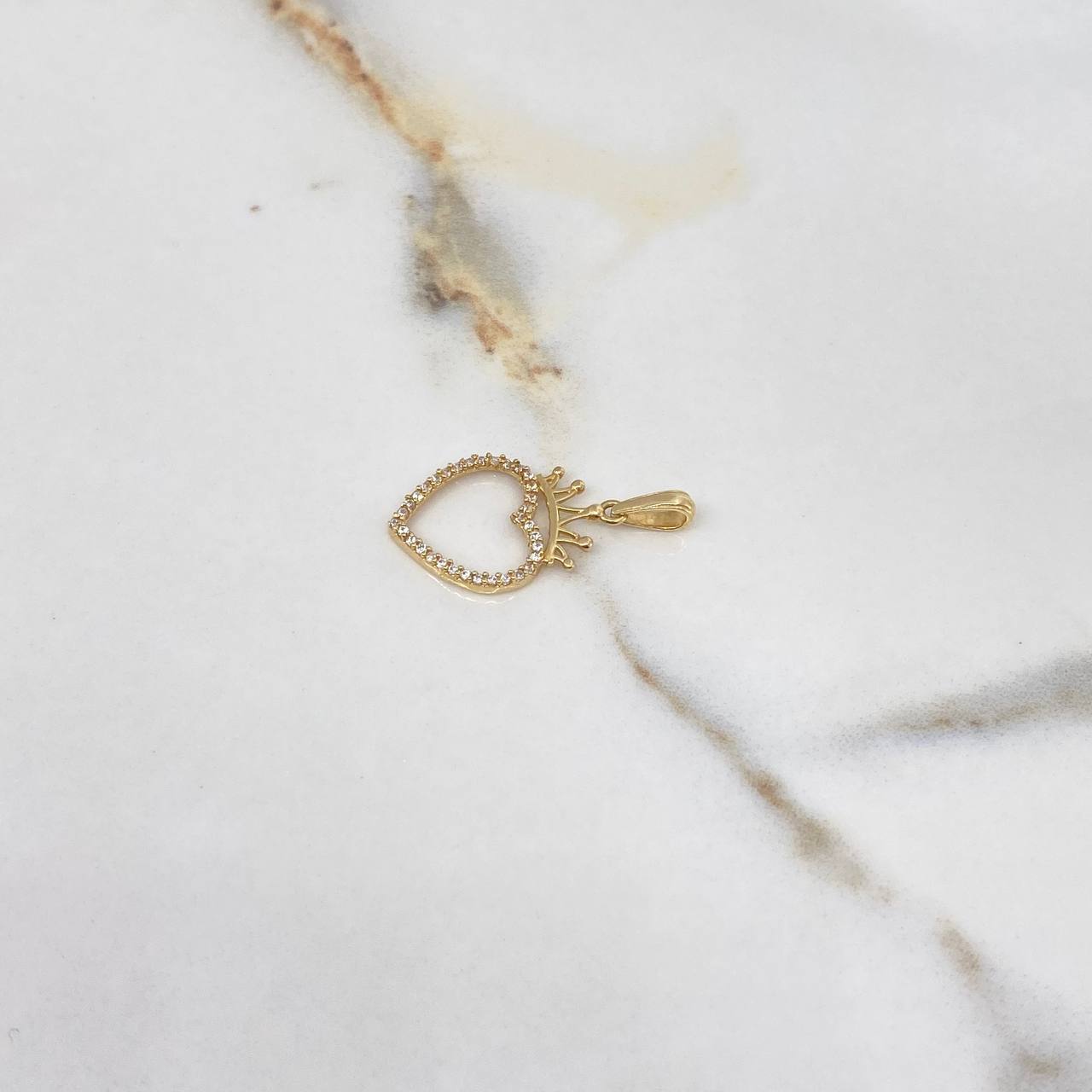 Dije Silueta Corazón 1.25gr / 2.8cm / Corona Circones Blancos Oro Amarillo $