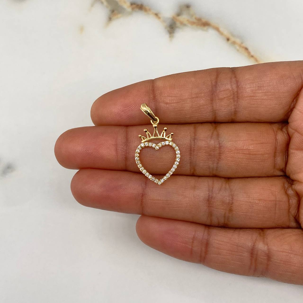 Dije Silueta Corazón 1.25gr / 2.8cm / Corona Circones Blancos Oro Amarillo $