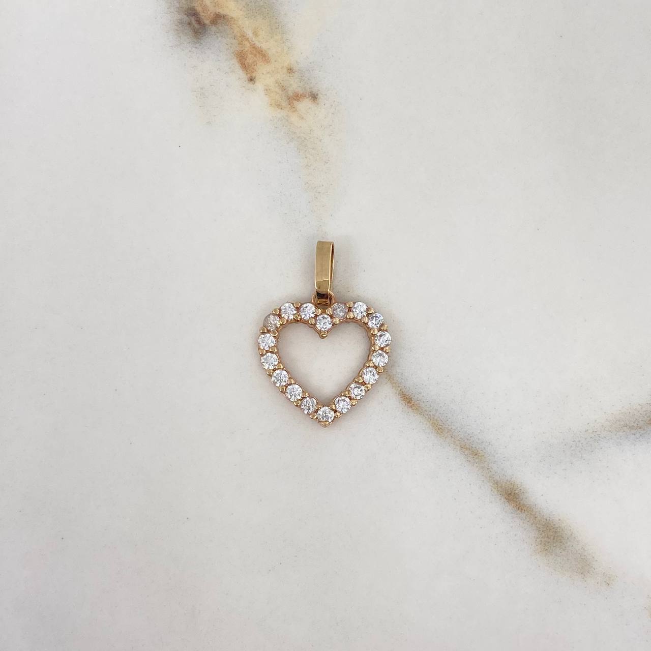 Dije Silueta Corazón 1.4gr / 2cm / Circones Blancos Oro Amarillo $