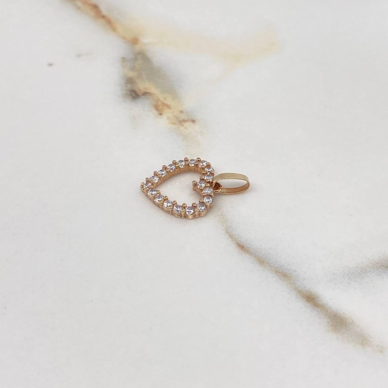 Dije Silueta Corazón 1.4gr / 2cm / Circones Blancos Oro Amarillo $