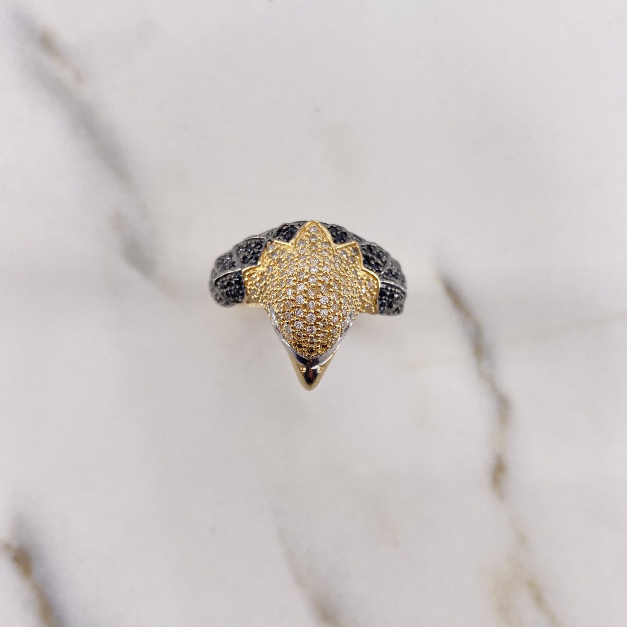 Anillo Aguila 7.4gr / T9 1/4 / Circones Blancos Negros Dos Oros Amarillo Blanco $