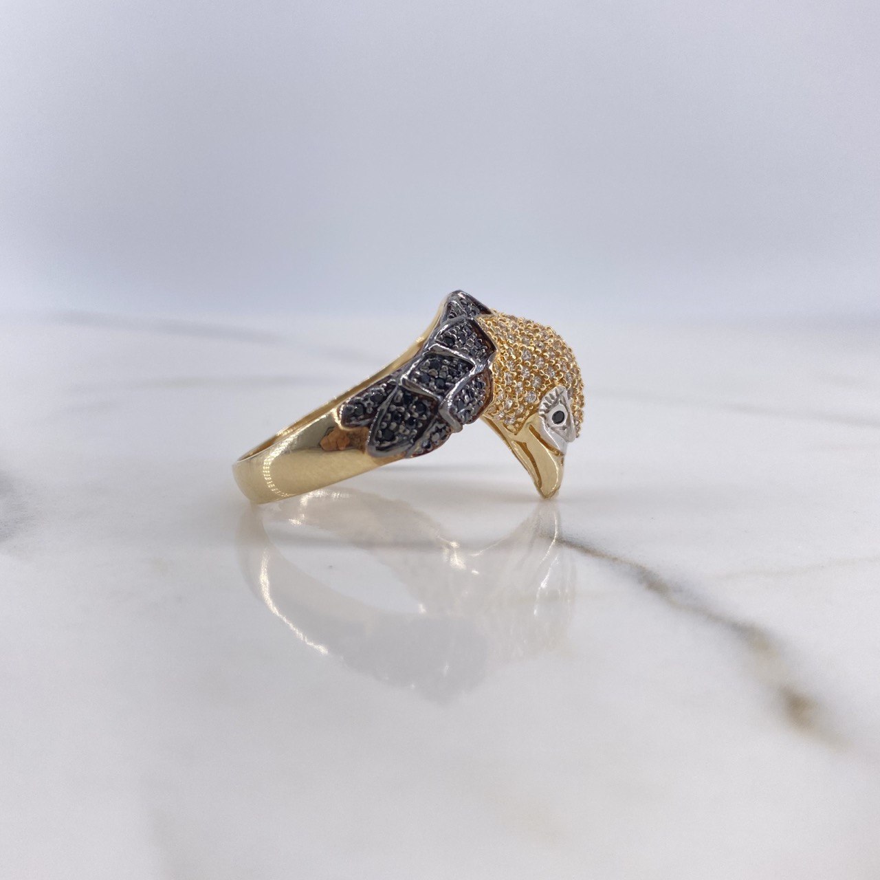 Anillo Aguila 7.4gr / T9 1/4 / Circones Blancos Negros Dos Oros Amarillo Blanco $