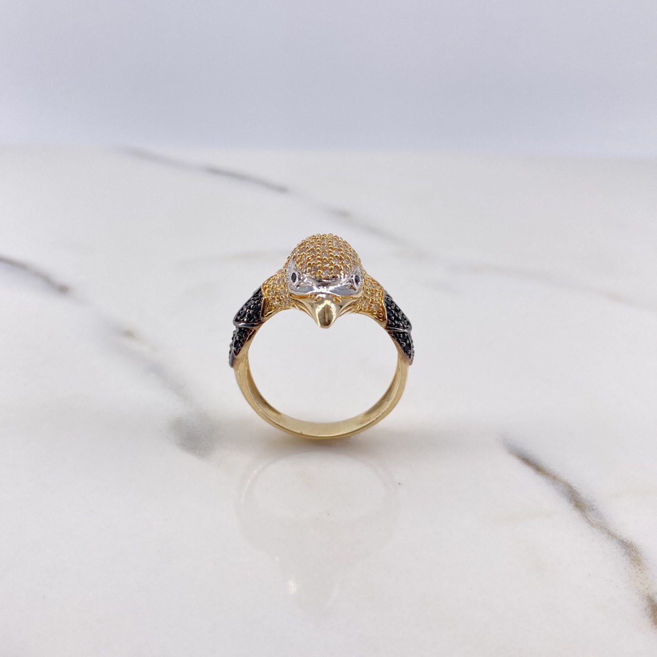 Anillo Aguila 7.4gr / T9 1/4 / Circones Blancos Negros Dos Oros Amarillo Blanco $