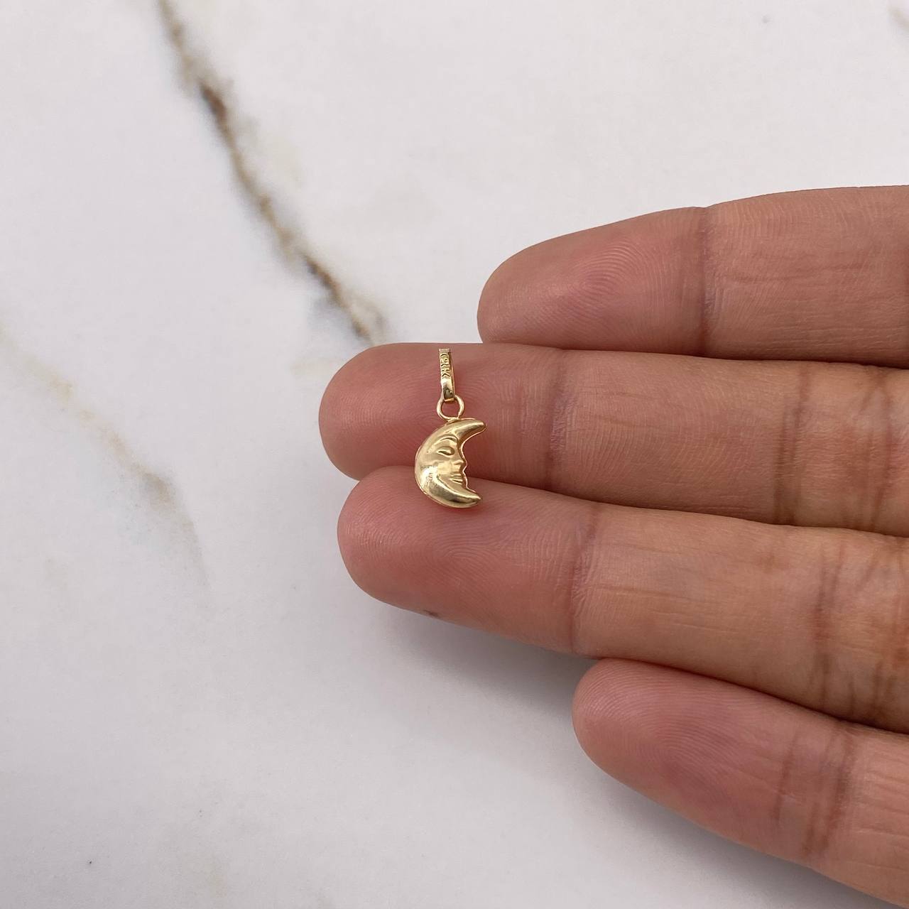 Dije Rostro Media Luna 0.4gr / 1.6cm / Liso Soplado Oro Amarillo $