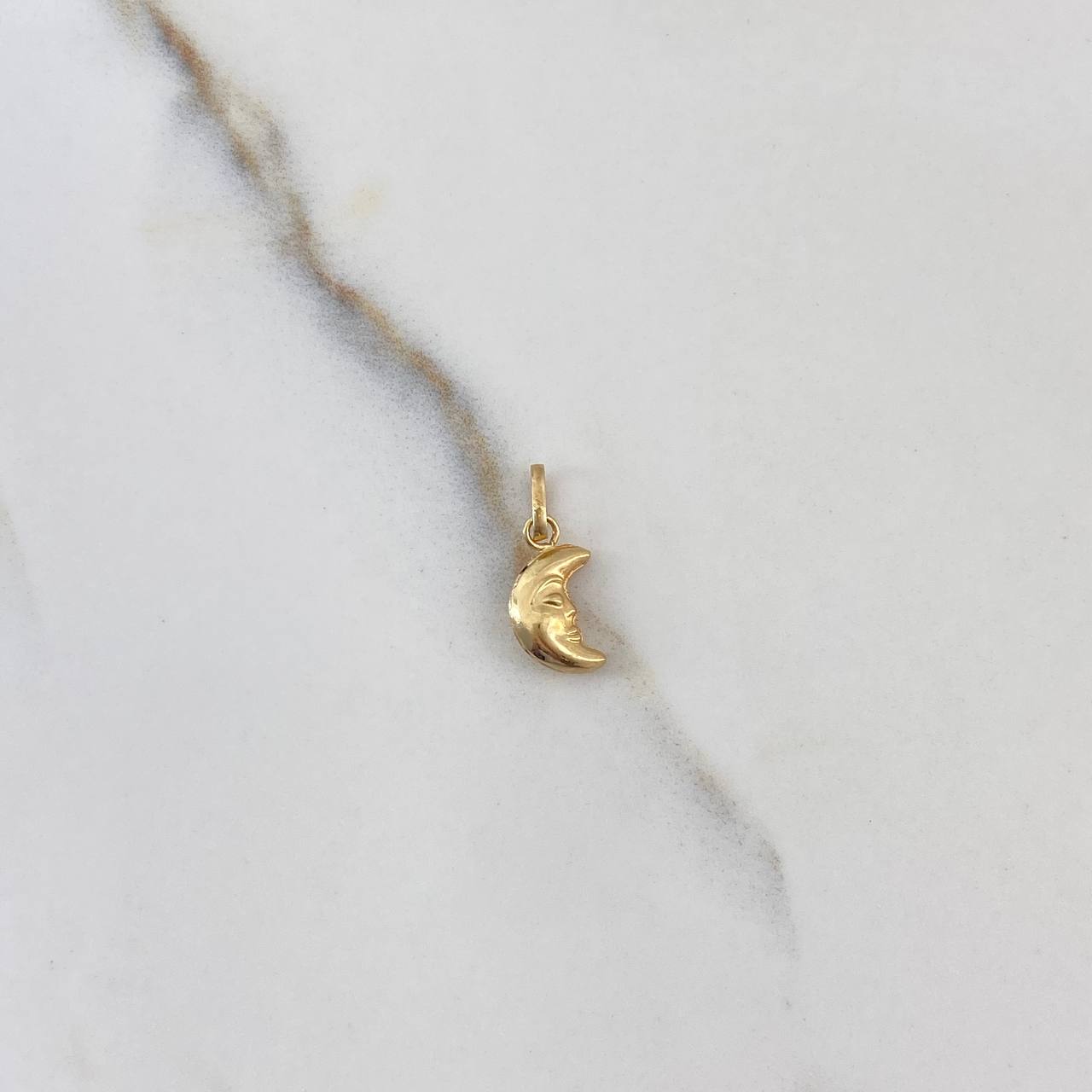 Dije Rostro Media Luna 0.4gr / 1.6cm / Liso Soplado Oro Amarillo $