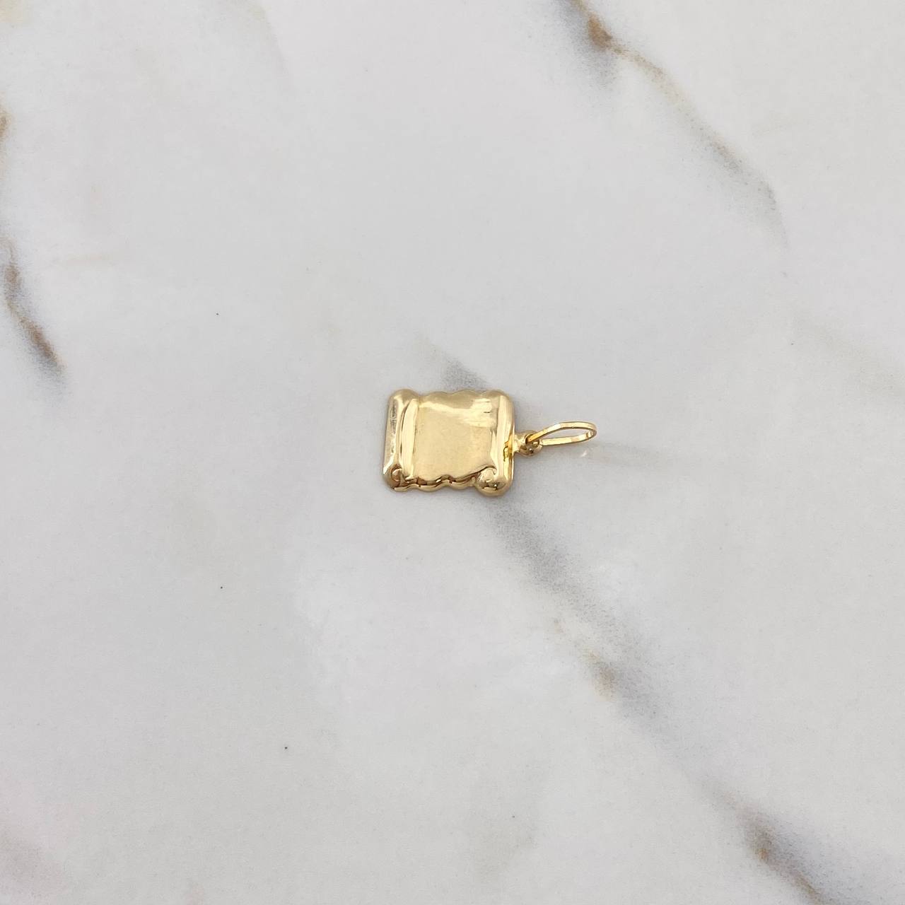Dije Placa Pergamino 0.65gr / 2.3cm / 10.3mm*10.2mm Liso Oro Amarillo $