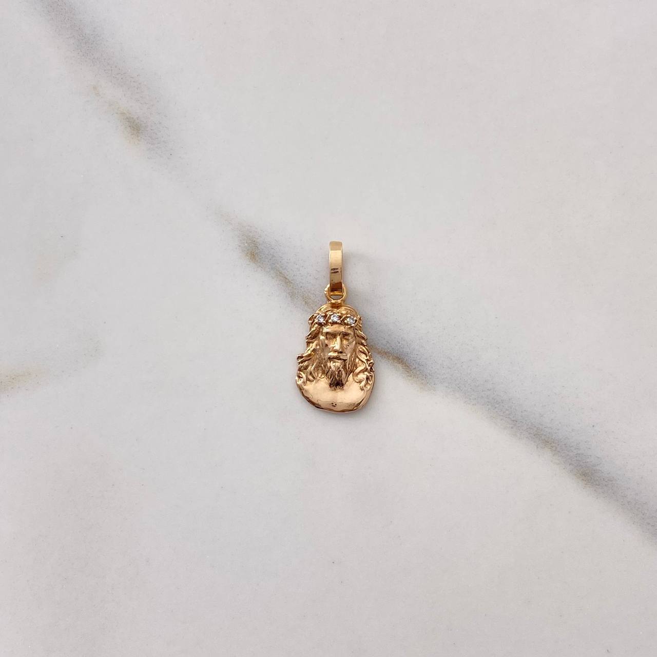 Dije Rostro de Cristo 1.3gr / 2.2cm / Circones Blancos Oro Rosa $