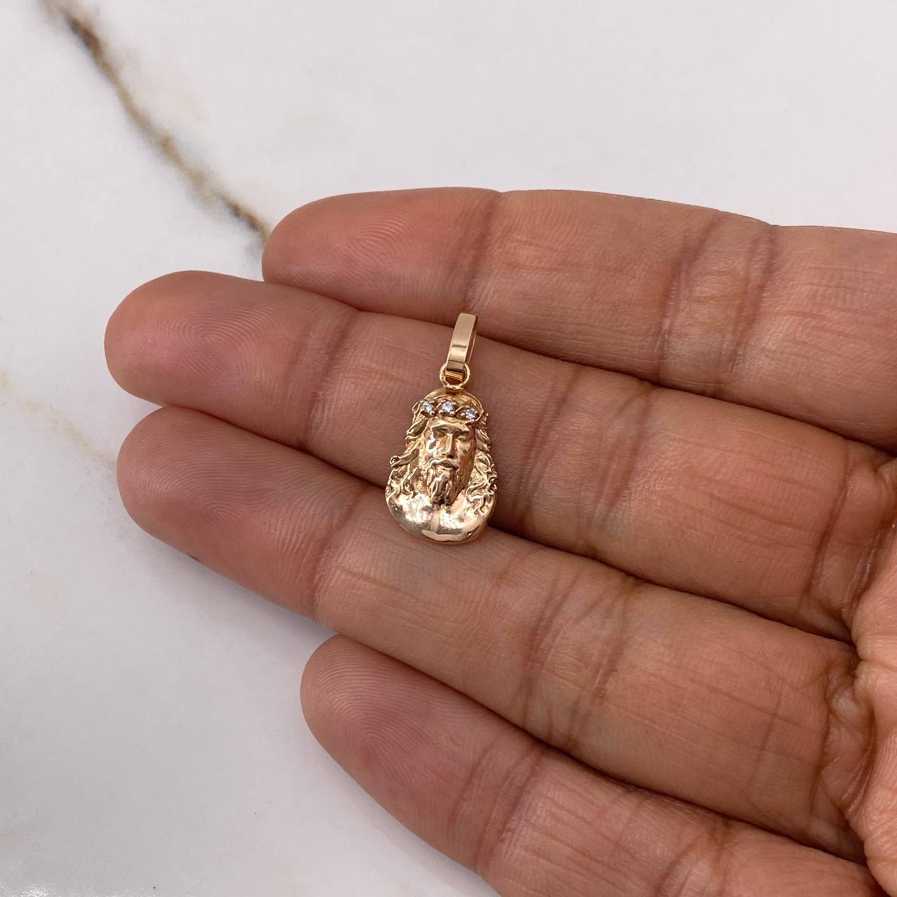 Dije Rostro de Cristo 1.3gr / 2.2cm / Circones Blancos Oro Rosa $