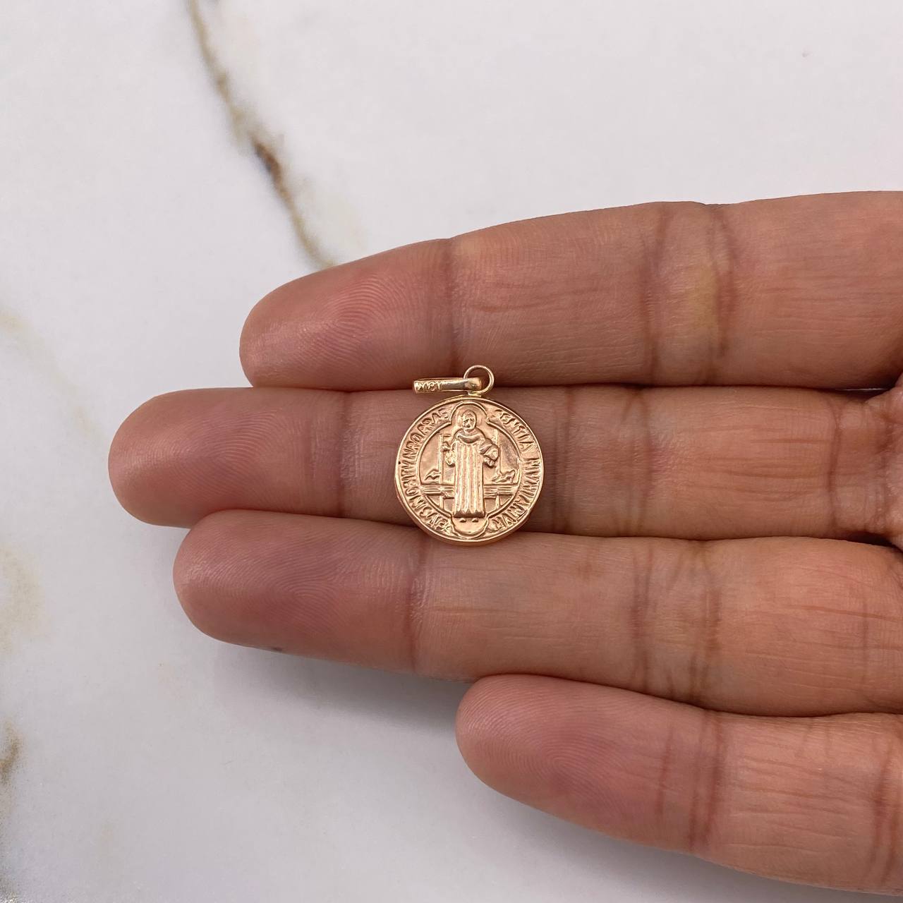 Dije San Benito 0.95gr / 2.3cm / Plano Troquelado Oro Rosa $