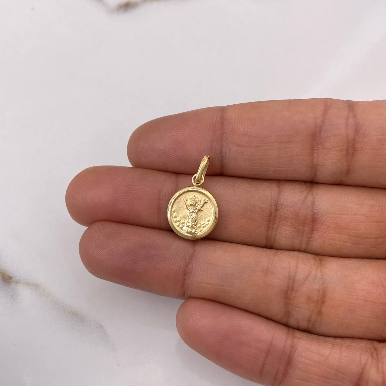 Dije Medalla Divino Niño 0.55gr / 1.9cm / Liso Oro Amarillo $
