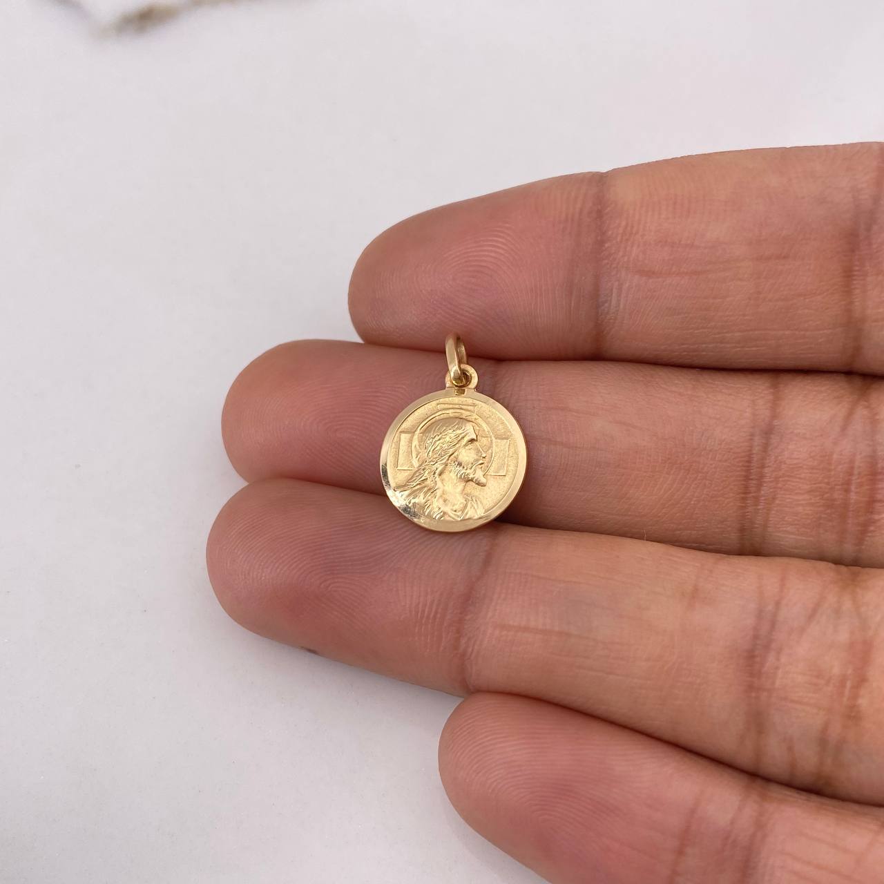 Dije Medalla Cristo 1.2gr / 1.8cm / Liso Oro Amarillo $