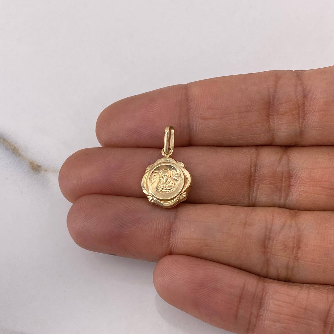 Dije Virgen María 0.65gr / 2cm / Troquelado Medalla Flor Oro Amarillo $