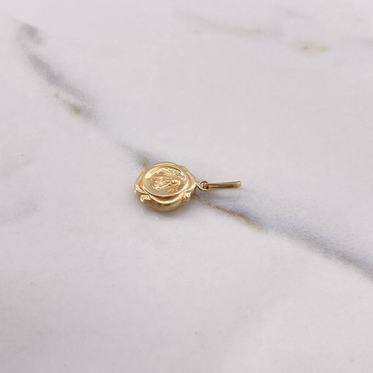 Dije Virgen María 0.65gr / 2cm / Troquelado Medalla Flor Oro Amarillo $
