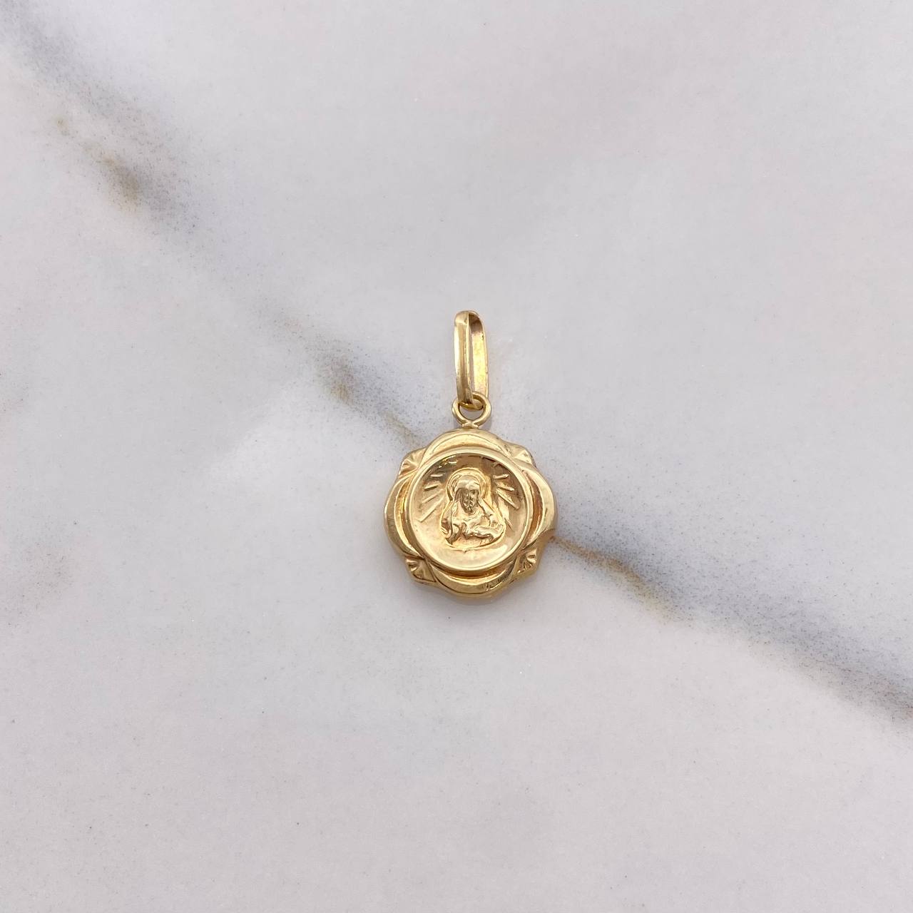 Dije Virgen María 0.65gr / 2cm / Troquelado Medalla Flor Oro Amarillo $