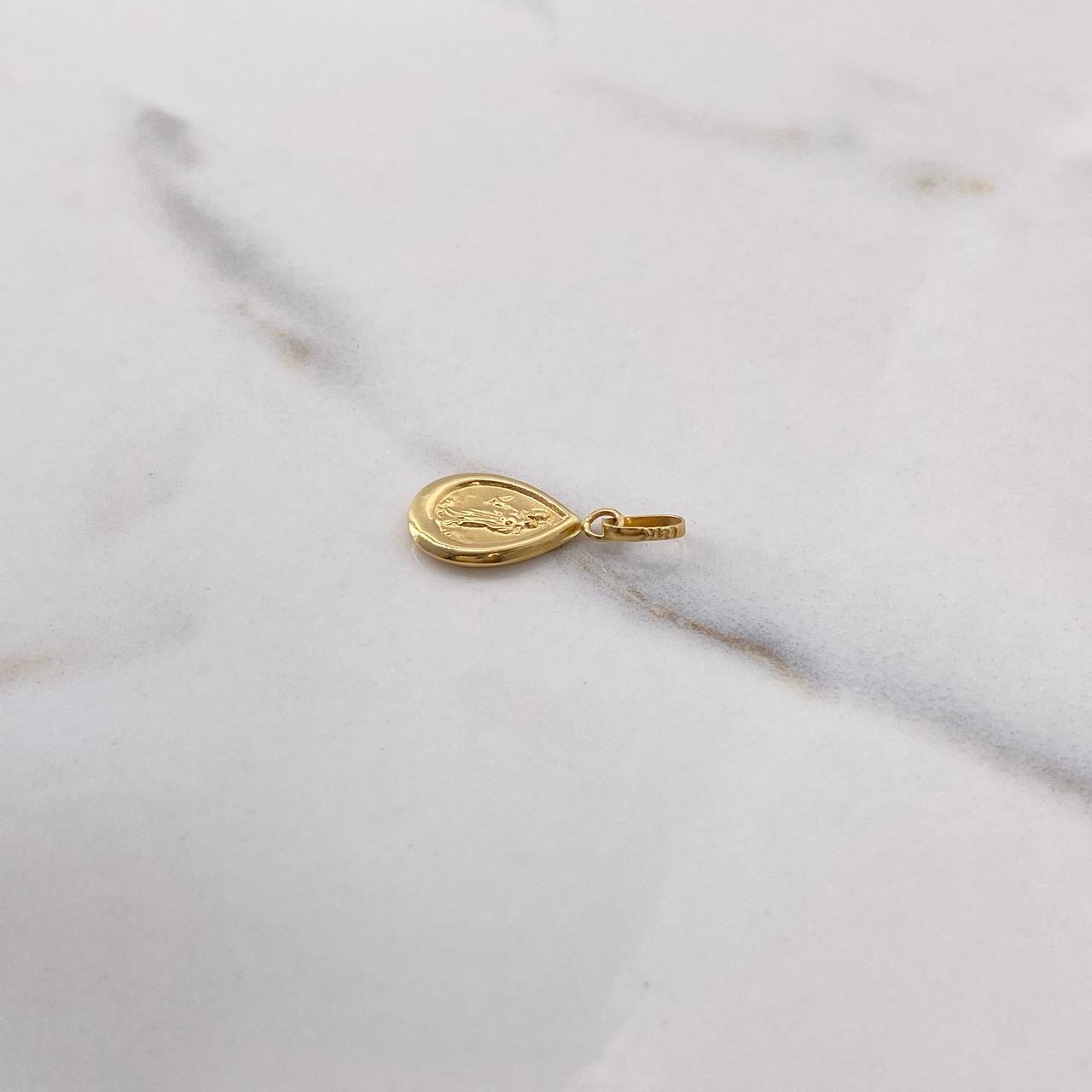 Dije Gota Virgen del Carmen 0.55gr / 1.9cm / Troquelado Oro Amarillo $