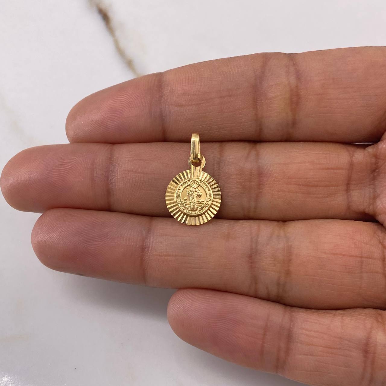 Dije San Benito 1.05gr / 1.8cm / Diamantado Oro Amarillo $