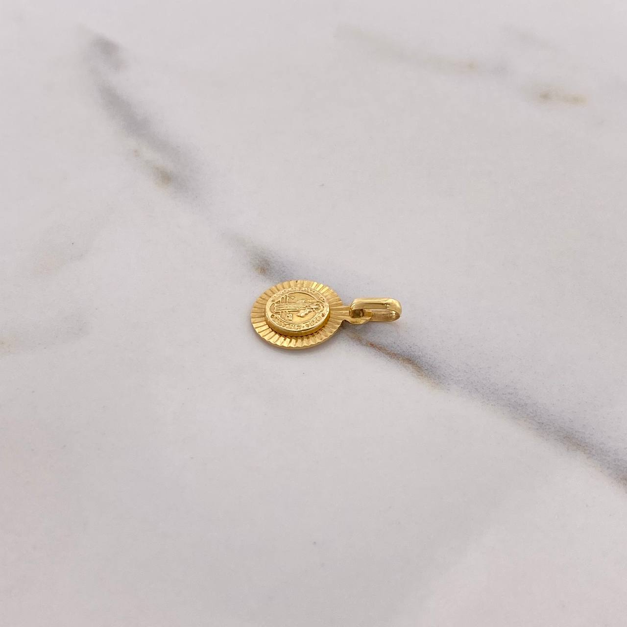 Dije San Benito 1.05gr / 1.8cm / Diamantado Oro Amarillo $