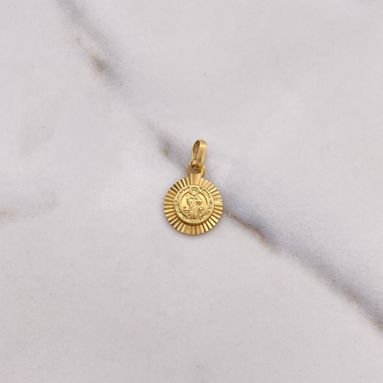 Dije San Benito 1.05gr / 1.8cm / Diamantado Oro Amarillo $