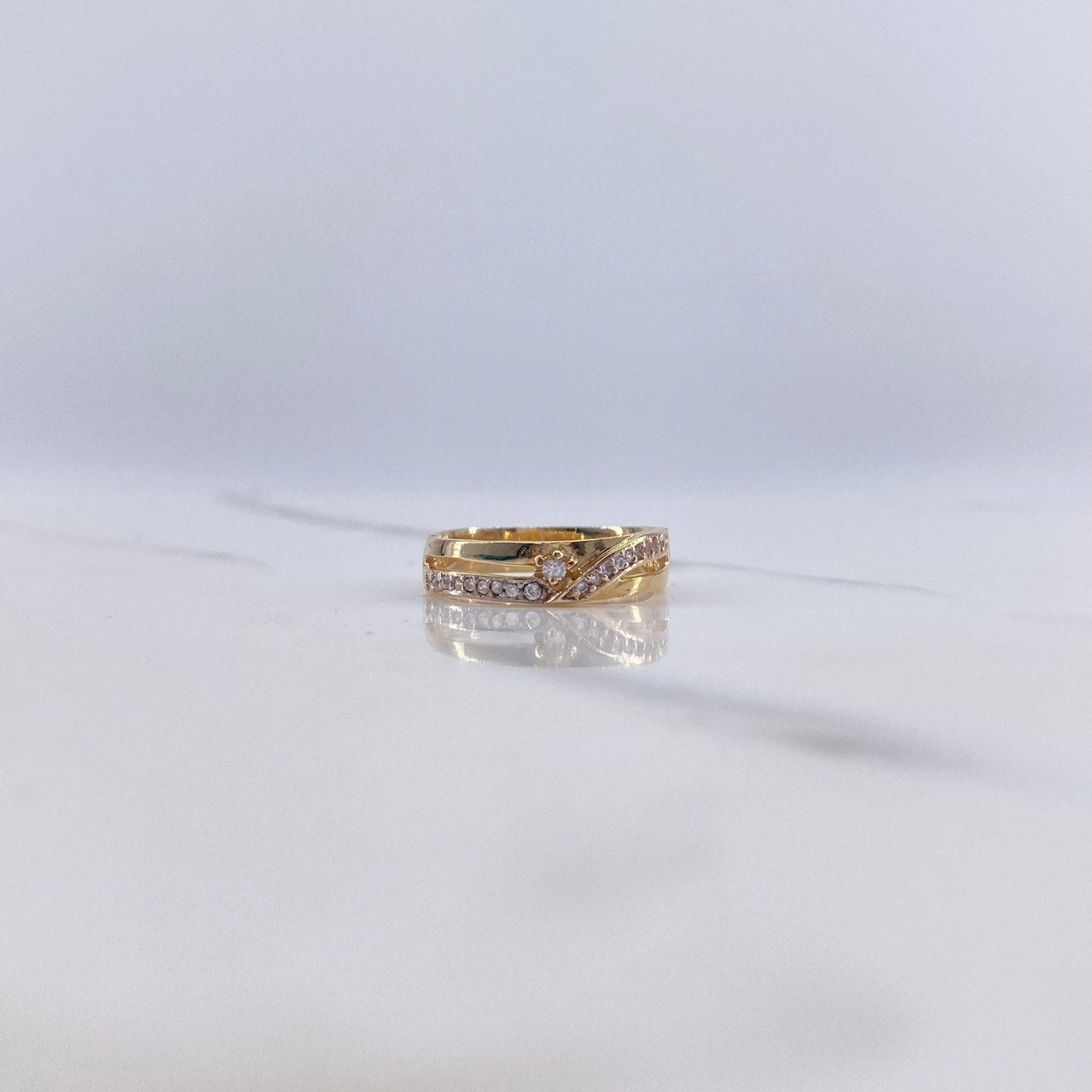 Anillo Rustico Linea 3.2gr / T6 1/2 / Circones Blancos  Oro Amarillo $