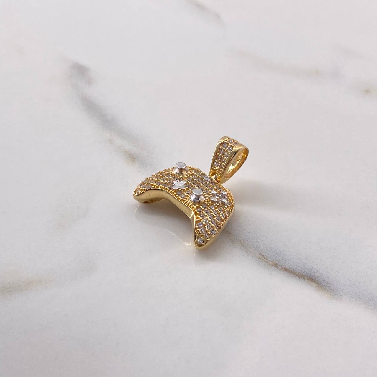 Dije Control Play 5.95gr / 2.3cm / Circones Blancos Dos Oros Amarillo Blanco $